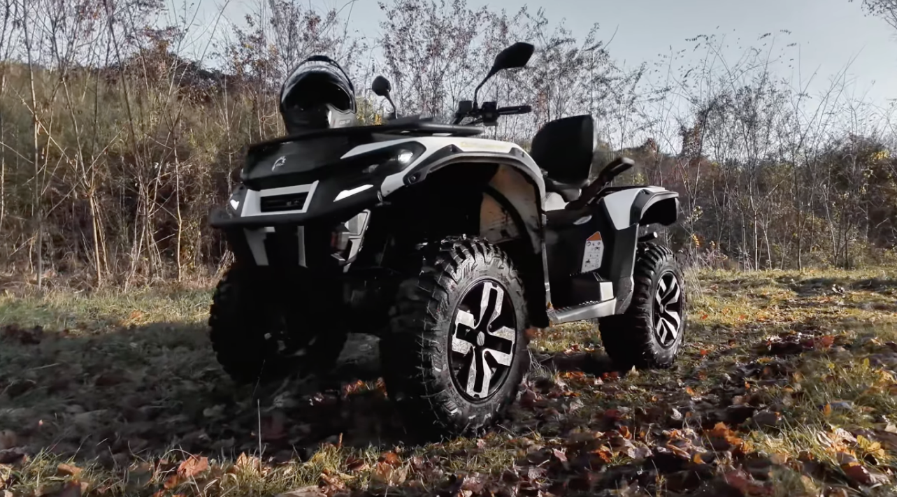 Can-Am Outlander &eacute;lectrique 2026 en ext&eacute;rieur sur terrain naturel